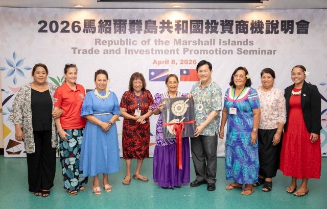 我國總統特使外交部長林佳龍(右四)代表政府捐贈婦女小額貸款循環基金,並由馬紹爾群島共和國婦女創業基金董事會主席Ramona Levy-Strauss(左五)代表受贈。 我國總統特使外交部長林佳龍(右四)代表政府捐贈婦女小額貸款循環基金,並由馬紹爾群島共和國婦女創業基金董事會主席Ramona Levy-Strauss(左五)代表受贈。