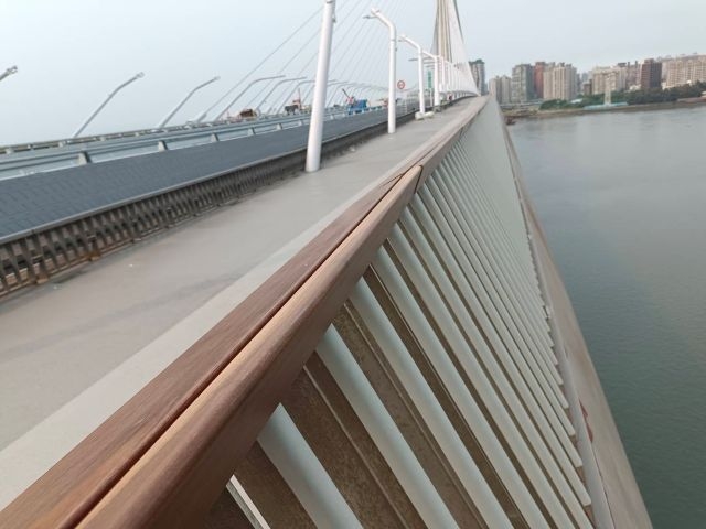 淡江大橋已於昨（4/15）日完成風切共振干擾改善措施，有效降低風噪聲影響