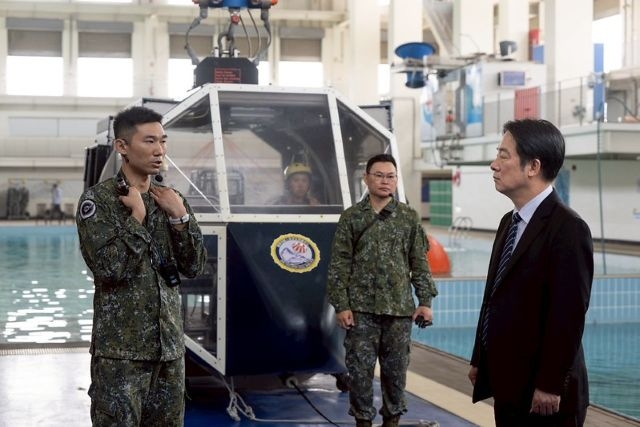 總統視導高雄國軍訓練中心　籲支持國防預算以強化戰力　共同守護臺灣民主自由