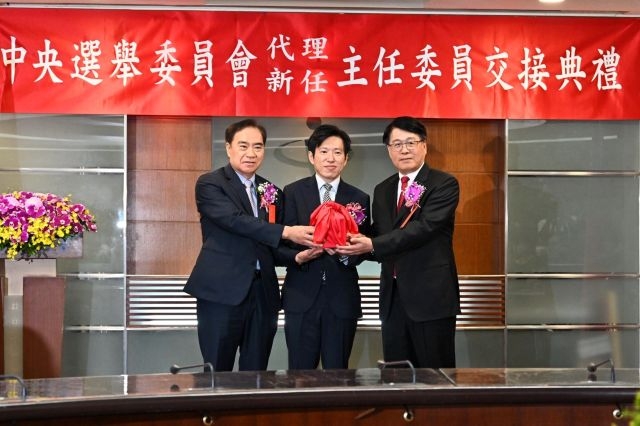 出席中選會新任委員任命及主委交接典禮 張秘書長表達「三個感謝」與「三個期待」 盼順利完成各項選務工作
