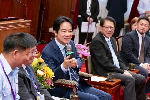 總統接見全國模範勞工及移工　強調職場安全、勞動尊嚴和生活照顧是政府努力的目標