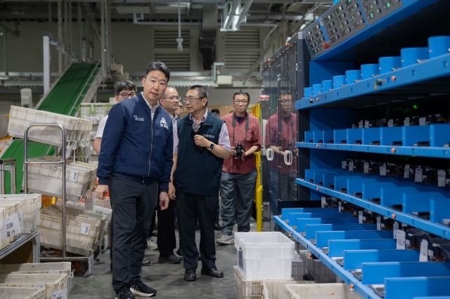 部長視察信函分揀機器設備及運作情形。 部長視察信函分揀機器設備及運作情形。
