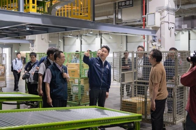 部長視察包裹分揀機器設備及運作情形,並詢問第一線同仁作業現況。 部長視察包裹分揀機器設備及運作情形,並詢問第一線同仁作業現況。