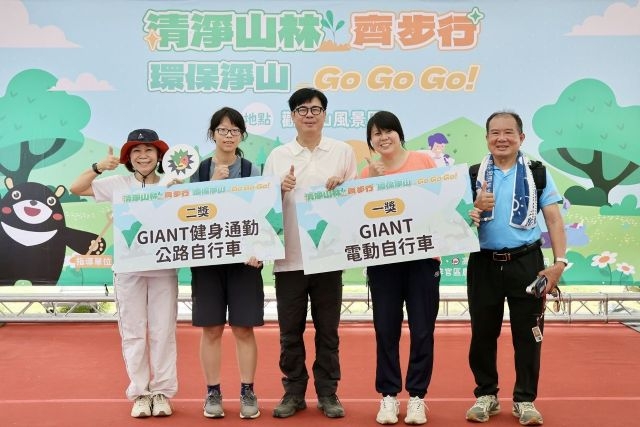 高雄市長陳其邁今(16)日出席大社區觀音山風景區「清淨山林齊步行 環保淨山GoGoGo!」活動。 高雄市長陳其邁今(16)日出席大社區觀音山風景區「清淨山林齊步行 環保淨山GoGoGo!」活動。