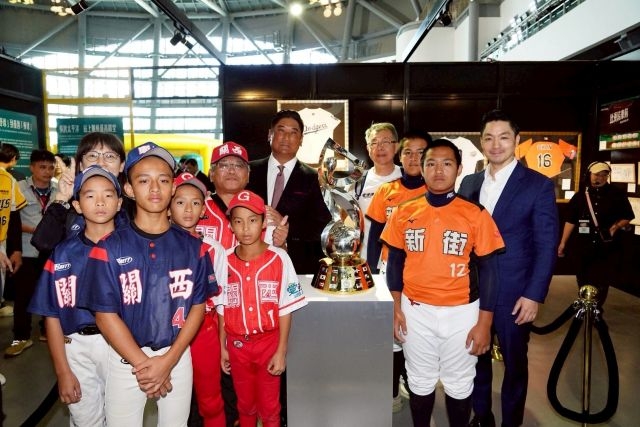 臺北市東園國小少棒隊,去年一路過關斬將前進美國參加威廉波特少棒賽,勇奪臺灣睽違29年的世界冠軍。 臺北市東園國小少棒隊,去年一路過關斬將前進美國參加威廉波特少棒賽,勇奪臺灣睽違29年的世界冠軍。