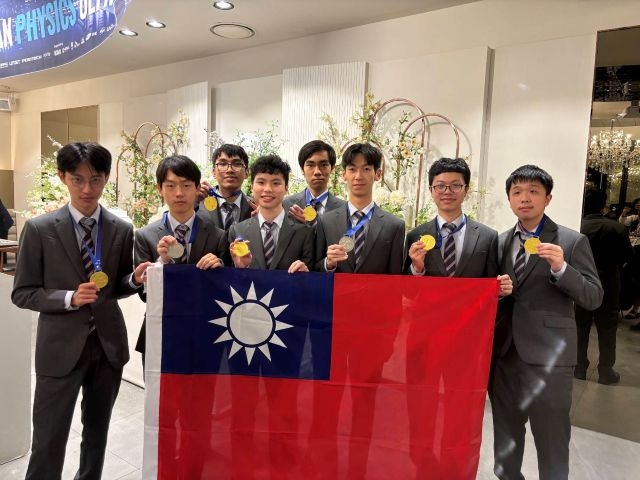 由左至右:邱柏瑋、陳冠全、劉前奕、吳思謙、洪靖承、黃仲謙、郭宸璿、林秉坤。 由左至右:邱柏瑋、陳冠全、劉前奕、吳思謙、洪靖承、黃仲謙、郭宸璿、林秉坤。