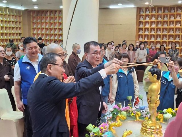 市長侯友宜在慈法禪寺今日主法大慧法師引領下虔誠浴佛。 市長侯友宜在慈法禪寺今日主法大慧法師引領下虔誠浴佛。