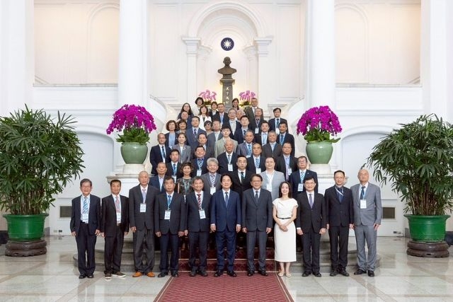 總統與出席貴賓合影。 總統與出席貴賓合影。