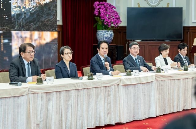 總統宣布「台灣人口對策新戰略—家庭支持篇」 推動18項措施打造公共支持育兒體系 以全民共享經濟紅利促進臺灣永續發展。 總統宣布「台灣人口對策新戰略—家庭支持篇」 推動18項措施打造公共支持育兒體系 以全民共享經濟紅利促進臺灣永續發展。