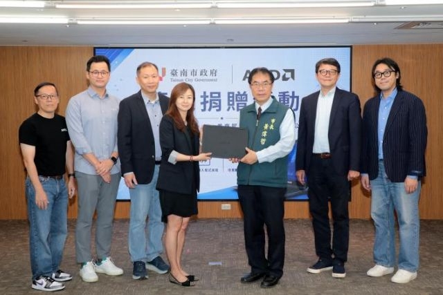 AMD捐贈31台AI筆電助攻台南智慧教育　黃偉哲：攜手培育下一代AI人才