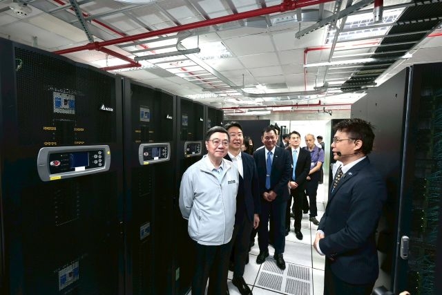 行政院長卓榮泰實地視察超級電腦機房,瞭解氣象資料運算情形。 行政院長卓榮泰實地視察超級電腦機房,瞭解氣象資料運算情形。