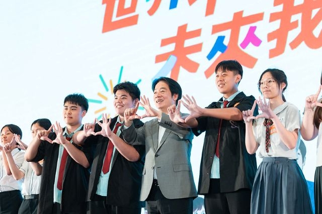 總統與同學們一起合影,現場氣氛相當熱絡。 總統與同學們一起合影,現場氣氛相當熱絡。