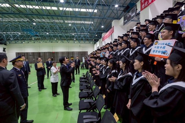 總統出席警大聯合畢業典禮　期勉畢業生秉持團隊精神與清廉價值　攜手維護國家治安
