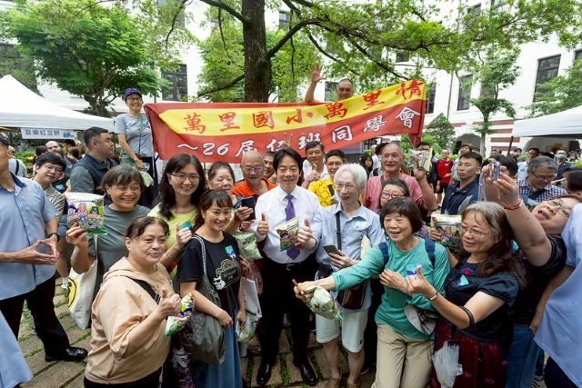 總統參觀「1996.03.23-時代的分水嶺」總統直選30週年系列特展及民主餐車市集。 總統參觀「1996.03.23-時代的分水嶺」總統直選30週年系列特展及民主餐車市集。