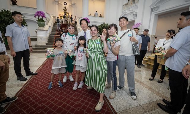 總統於敞廳發送「總統直選30週年紀念版乖乖」予現場參觀民眾,並與民眾親切互動。 總統於敞廳發送「總統直選30週年紀念版乖乖」予現場參觀民眾,並與民眾親切互動。