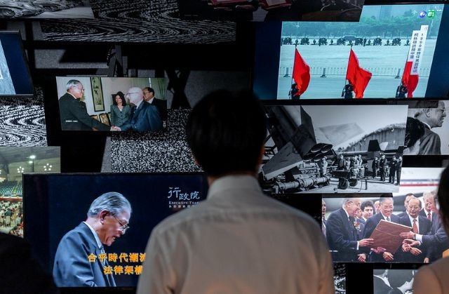 總統至「1996.03.23-時代的分水嶺」特展區,回顧臺灣民主化進程的重要歷史脈絡與時代意義。 總統至「1996.03.23-時代的分水嶺」特展區,回顧臺灣民主化進程的重要歷史脈絡與時代意義。