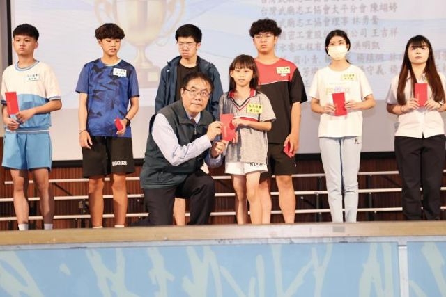 黃偉哲感謝民間善力挹注教育資源 台灣武廟志工協會頒發獎助學金助學子安心求學