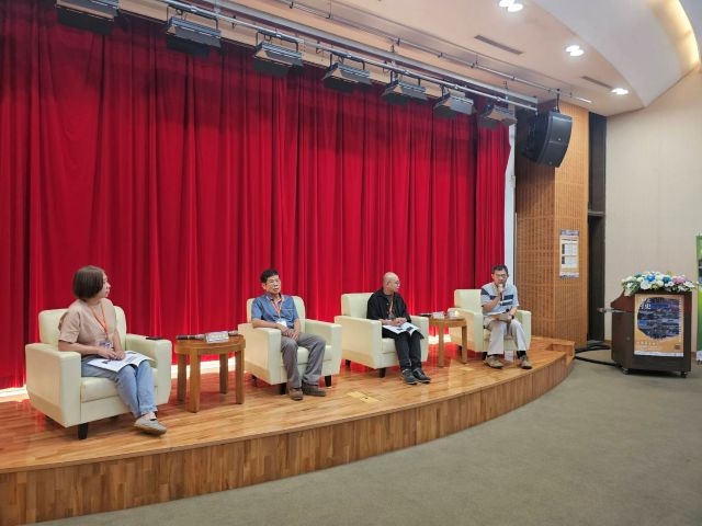 客庄村史作者齊聚六堆,傳承中南東區客庄文化記憶,與談人與作者與談(左起村史作者李育琴、葉錦城、李亞橋、許世融教授)。 客庄村史作者齊聚六堆,傳承中南東區客庄文化記憶,與談人與作者與談(左起村史作者李育琴、葉錦城、李亞橋、許世融教授)。
