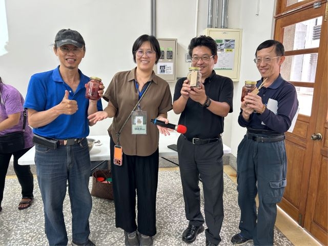左2為本次醃菜手作工作坊講師「剛剛好‧灶下」創辦人陳慕貞老師,左3為竹美館葉于正館長。 左2為本次醃菜手作工作坊講師「剛剛好‧灶下」創辦人陳慕貞老師,左3為竹美館葉于正館長。