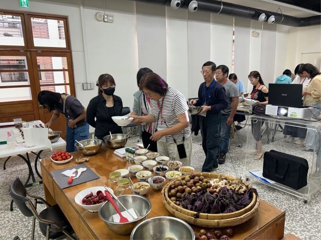 參與手做工作坊的學員正在挑選醃漬食材。 參與手做工作坊的學員正在挑選醃漬食材。