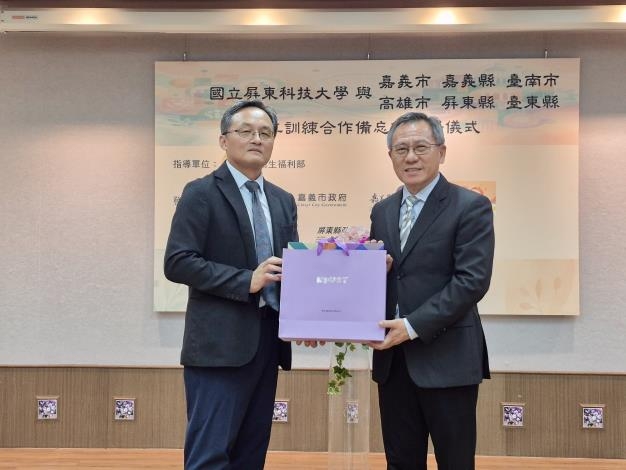 馬上閔校長代表屏東科技大學致贈合作紀念品。 馬上閔校長代表屏東科技大學致贈合作紀念品。