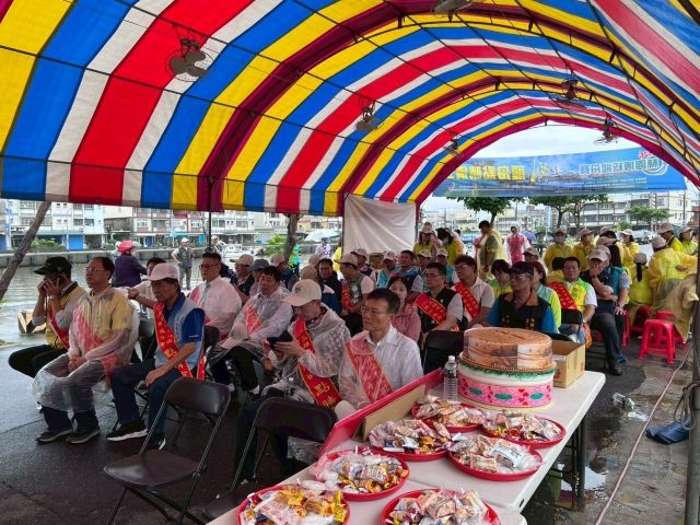 2026林園傳統龍舟系列活動於(10)中芸漁港舉行龍舟點睛儀式。 2026林園傳統龍舟系列活動於(10)中芸漁港舉行龍舟點睛儀式。