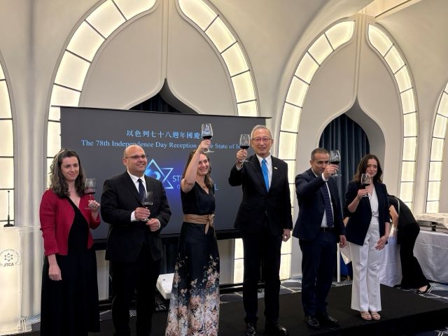 外交部政務次長吳志中與以色列駐台代表游瑪雅(Maya Yaron,左三)、候任駐台代表卓以洛(Israel Strulov,左二)及駐台副代表莫莉雅(Moriah Segal,左一)等人共同舉杯祝賀以色列78週年國慶。 外交部政務次長吳志中與以色列駐台代表游瑪雅(Maya Yaron,左三)、候任駐台代表卓以洛(Israel Strulov,左二)及駐台副代表莫莉雅(Moriah Segal,左一)等人共同舉杯祝賀以色列78週年國慶。