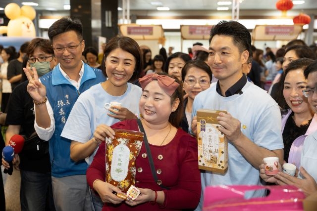蔣萬安呼朋引伴、攜家帶眷到南投。 蔣萬安呼朋引伴、攜家帶眷到南投。