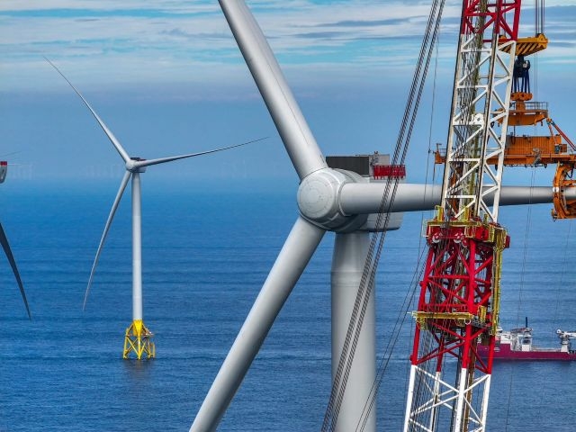 海龍風場離岸風力機安裝工程 (海龍風場提供)。 海龍風場離岸風力機安裝工程 (海龍風場提供)。