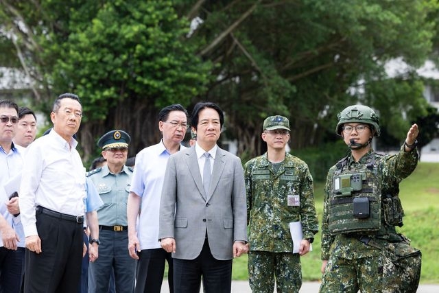 總統前往「陸軍關渡指揮部」,視導防空接戰演練。 總統前往「陸軍關渡指揮部」,視導防空接戰演練。