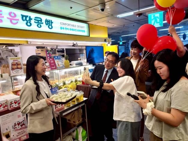 黃偉哲此次訪韓主要協助台南芒果建立韓國銷售通路,以及爭取現行對台芒果關稅優惠措施由6月底延長至8月底。 黃偉哲此次訪韓主要協助台南芒果建立韓國銷售通路,以及爭取現行對台芒果關稅優惠措施由6月底延長至8月底。