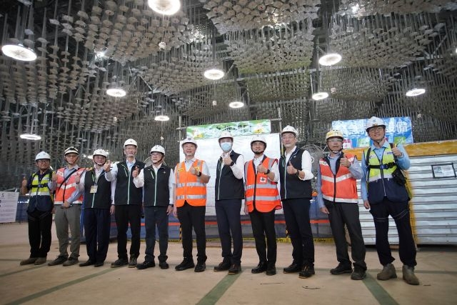 交通部長陳世凱(圖中)與機場公司及T3工程團隊合影。 交通部長陳世凱(圖中)與機場公司及T3工程團隊合影。