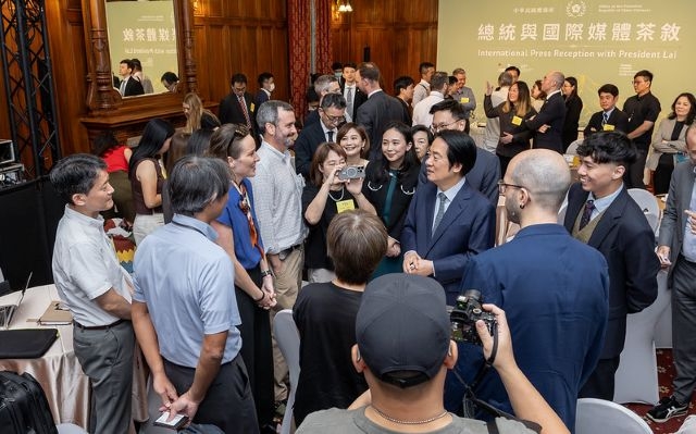 總統與國際媒體互動交流。 總統與國際媒體互動交流。