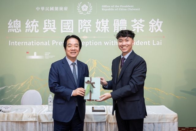 總統致贈禮品予媒體代表。 總統致贈禮品予媒體代表。