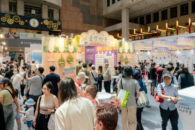 2026臺灣市博會活動首日消費人潮熱絡,民眾踴躍遊逛體驗傳統市場特色。 2026臺灣市博會活動首日消費人潮熱絡,民眾踴躍遊逛體驗傳統市場特色。