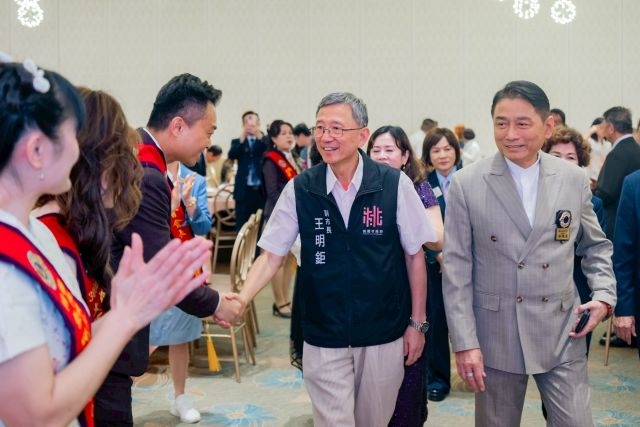 獅友們夾道歡迎王副市長。 獅友們夾道歡迎王副市長。