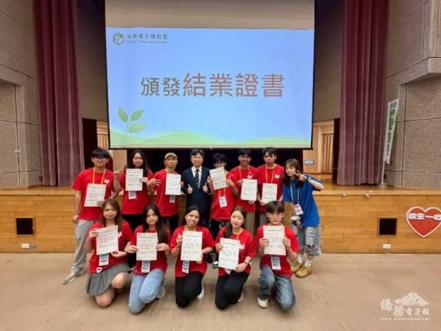 結業式由僑委會張文華處長親自頒發結業證書。 結業式由僑委會張文華處長親自頒發結業證書。
