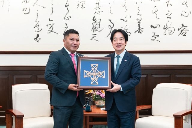 總統與訪賓互贈禮品。 總統與訪賓互贈禮品。