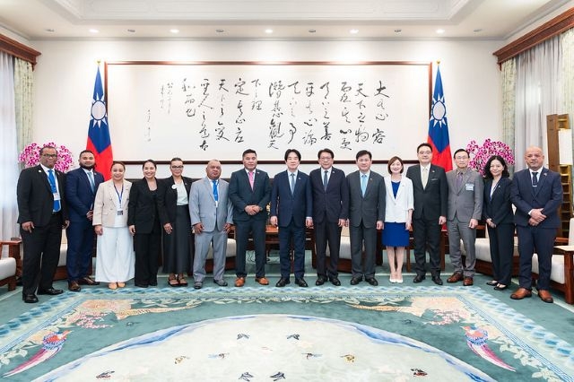 總統與「馬紹爾群島共和國外交暨貿易部長康仁德伉儷」一行合影。 總統與「馬紹爾群島共和國外交暨貿易部長康仁德伉儷」一行合影。