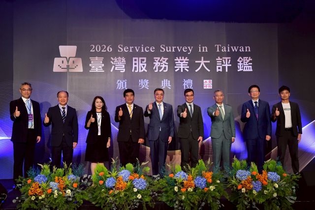 卓院長與榮獲金牌之企業及政府代表合影留念。 卓院長與榮獲金牌之企業及政府代表合影留念。
