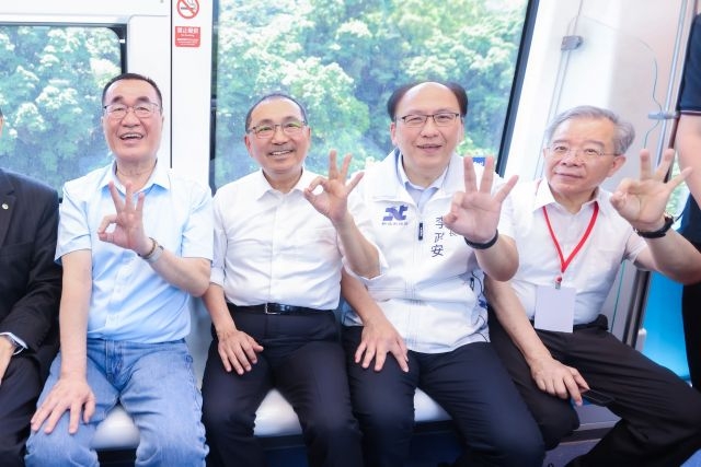 侯友宜邀請民眾體驗全新的三鶯線。 侯友宜邀請民眾體驗全新的三鶯線。