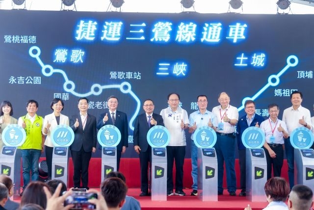新北市長侯友宜偕同中央部會長官及地方民意代表出席通車典禮。 新北市長侯友宜偕同中央部會長官及地方民意代表出席通車典禮。