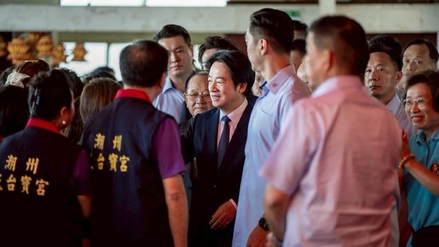 總統出席指南宮「孚佑帝君成道1146週年三獻大典」,與民眾熱情互動。 總統出席指南宮「孚佑帝君成道1146週年三獻大典」,與民眾熱情互動。