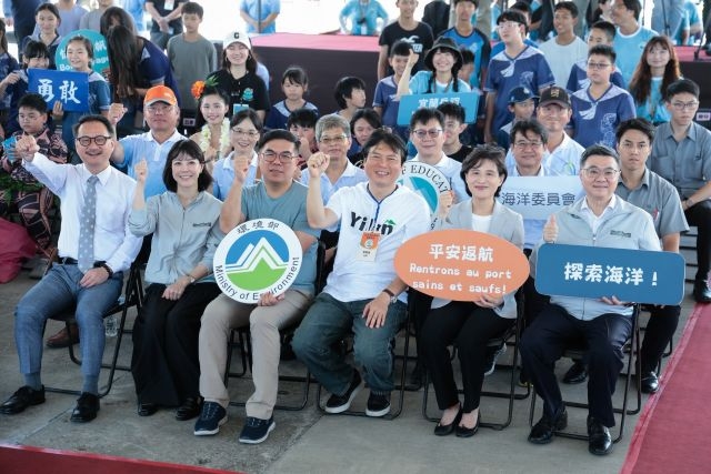 夢想不設限！卓揆及鄭副院長親送岳明中小學小帆手啟航 挑戰1,500公里航向沖繩