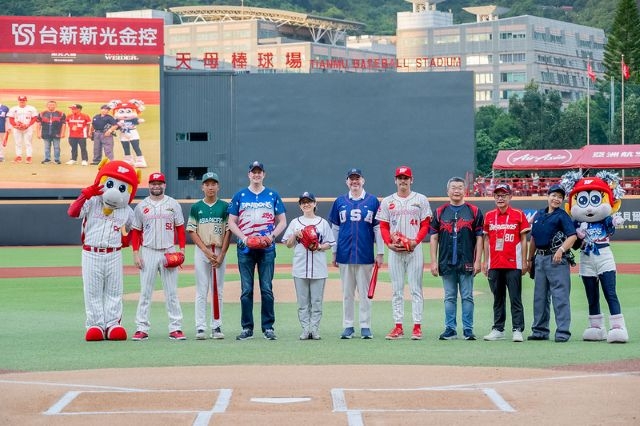 副總統和出席人員合影。 副總統和出席人員合影。