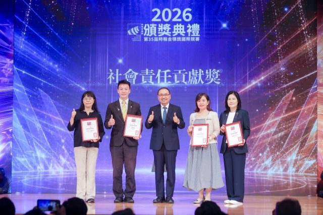 新北市長侯友宜出席第35屆時報金犢獎國際競賽頒獎典禮,頒發社會責任貢獻獎。 新北市長侯友宜出席第35屆時報金犢獎國際競賽頒獎典禮,頒發社會責任貢獻獎。