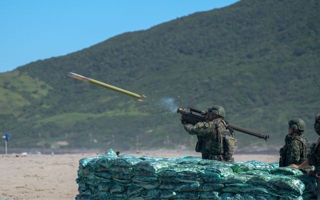 陸軍第八軍團擔任操演指揮部,於九鵬訓場實施實彈射擊。 陸軍第八軍團擔任操演指揮部,於九鵬訓場實施實彈射擊。