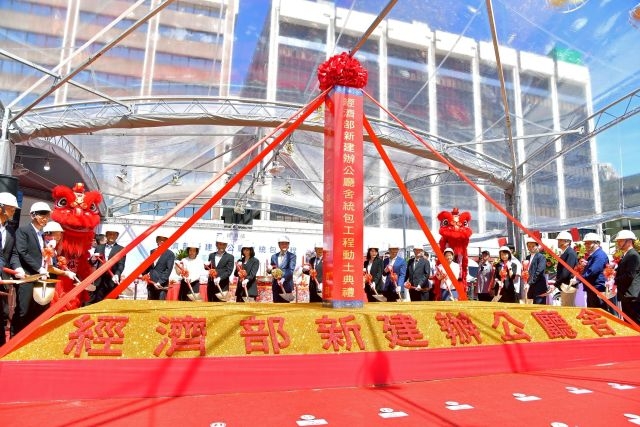 卓院長與貴賓進行祈福儀式,並執金鏟起鍬三鏟,完成動土儀式。 卓院長與貴賓進行祈福儀式,並執金鏟起鍬三鏟,完成動土儀式。