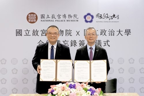 故宮蕭宗煌院長與政治大學李蔡彥校長代表簽署。 故宮蕭宗煌院長與政治大學李蔡彥校長代表簽署。