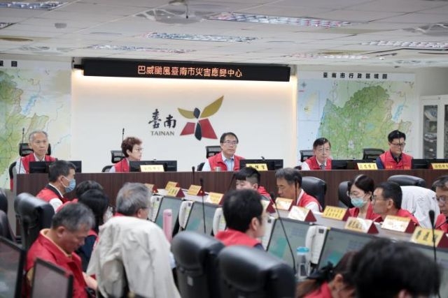 巴威颱風逼近 黃偉哲坐鎮災害應變中心要求全面戒備 落實各項防汛整備
